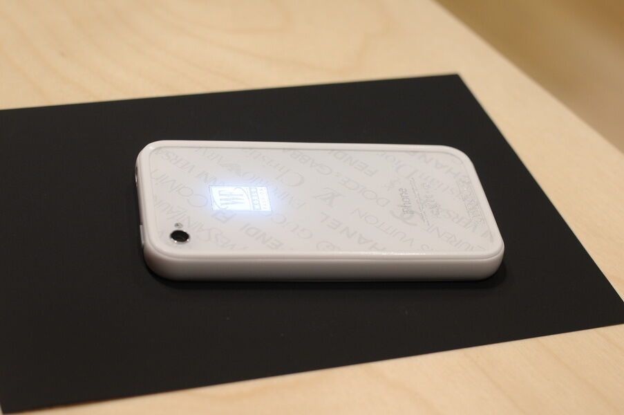 Украинская элита украшает свои iPhone золотом и иконами. Фото 