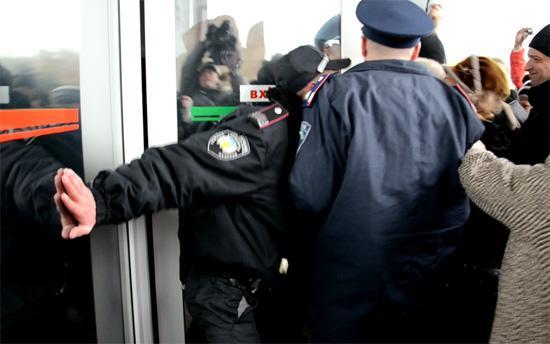 Донецкие пенсионеры с вилами выломали двери ОГА. Фото