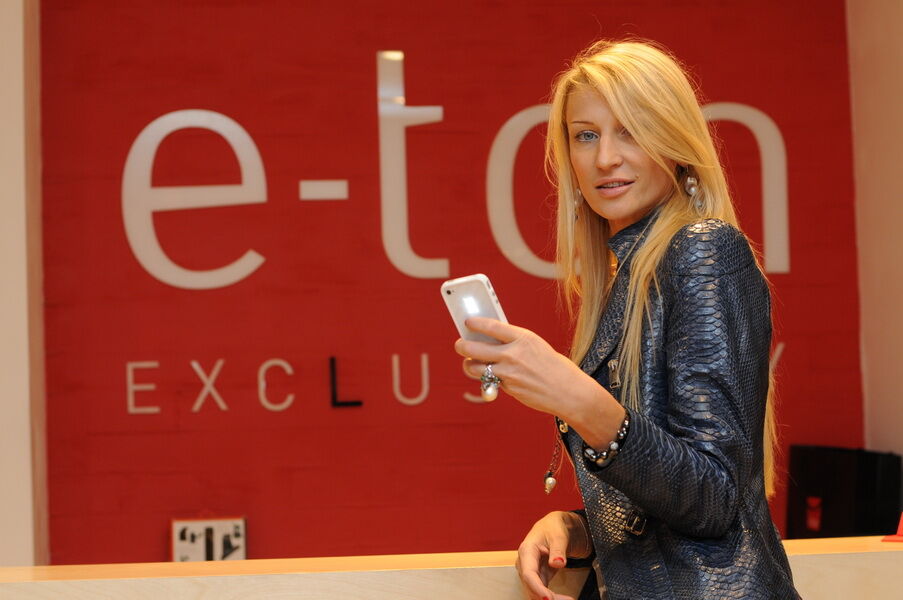 Украинская элита украшает свои iPhone золотом и иконами. Фото 