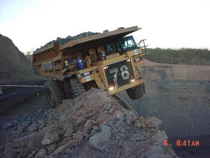 Самые зрелищные падения грузовиков. Фото