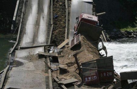 Самые зрелищные падения грузовиков. Фото