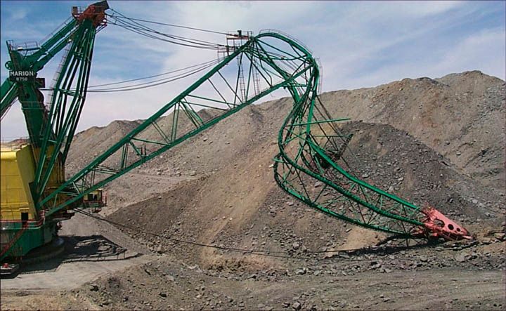 Самые зрелищные падения грузовиков. Фото