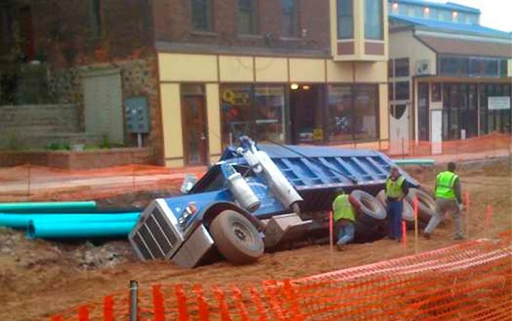 Самые зрелищные падения грузовиков. Фото