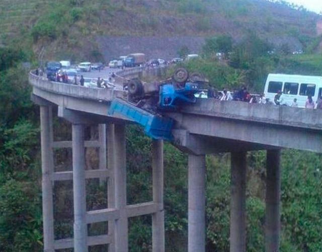 Самые зрелищные падения грузовиков. Фото