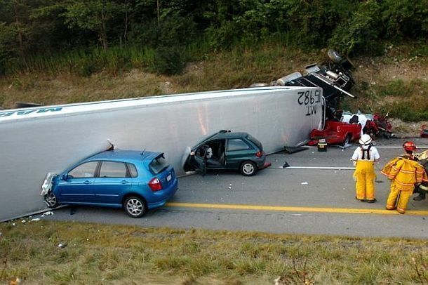 Самые зрелищные падения грузовиков. Фото