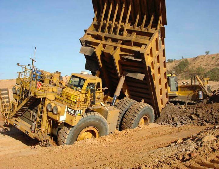 Самые зрелищные падения грузовиков. Фото