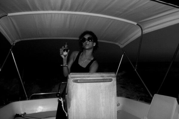 Рианна поделилась своим летом