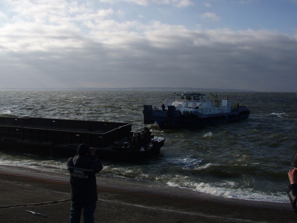 Экипаж буксира "Нибулон-1" спас моряка и две баржи в Кременчугском водохранилище