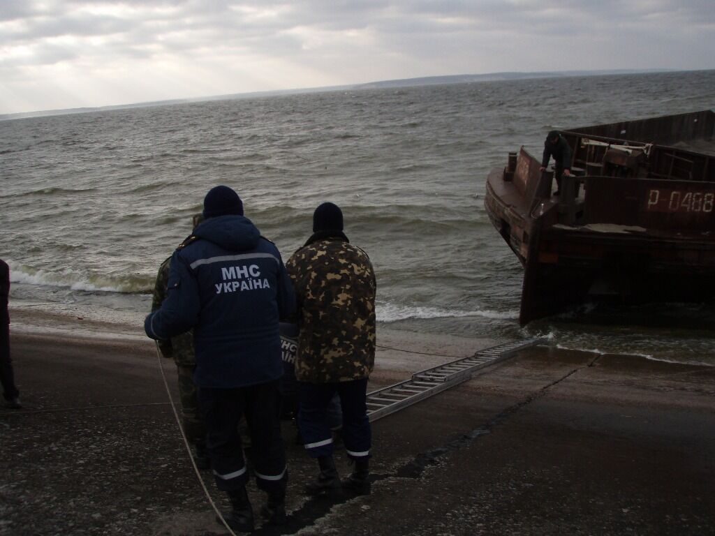 Екіпаж буксира "Нібулон-1" врятував моряка і дві баржі в Кременчуцькому водосховищі