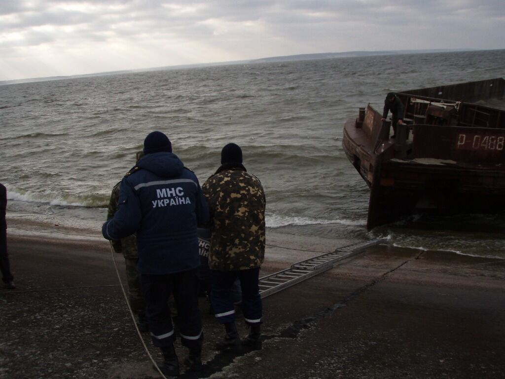 Экипаж буксира "Нибулон-1" спас моряка и две баржи в Кременчугском водохранилище