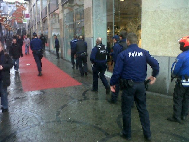 Неизвестные забросали людей гранатами в Бельгии: есть погибшие. Добавлено видео