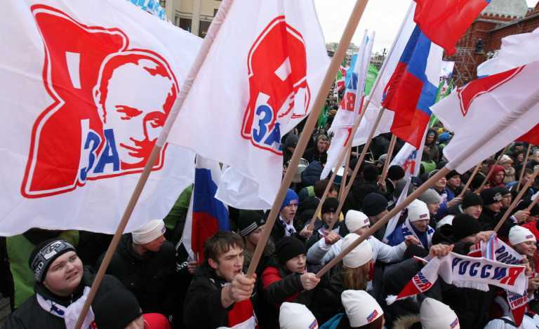 "Єдина Росія" зігнала на мітинг таджицьких двірників і пенсіонерів. Фото