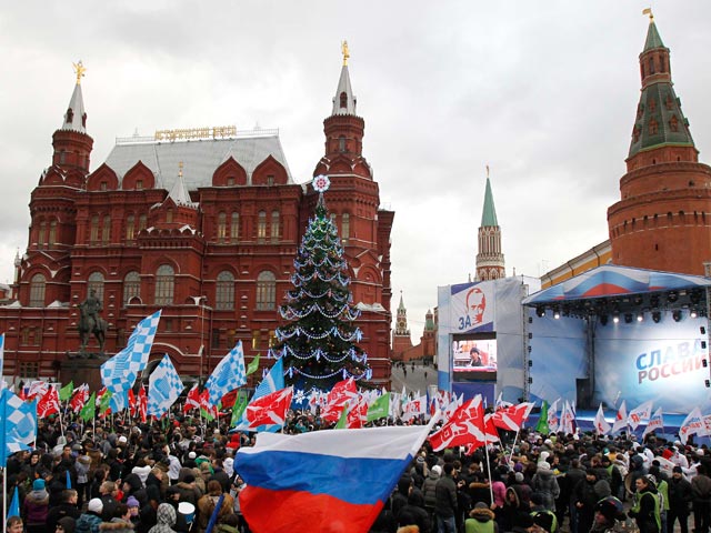 "Єдина Росія" зігнала на мітинг таджицьких двірників і пенсіонерів. Фото