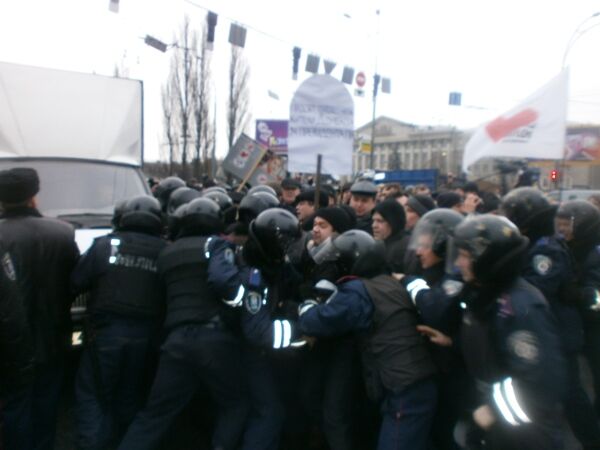 Между милицией и сторонниками Тимошенко произошла стычка. Добавлено фото