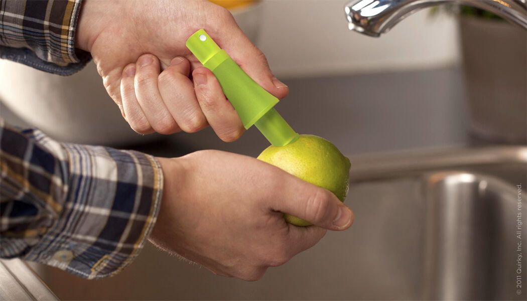 Создан необычный гаджет для выдавливания сока из лимона. Фото