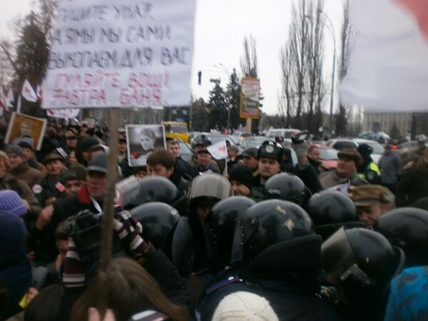Между милицией и сторонниками Тимошенко произошла стычка. Добавлено фото