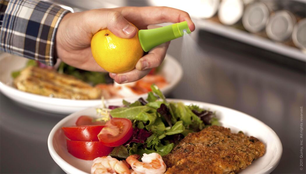 Создан необычный гаджет для выдавливания сока из лимона. Фото