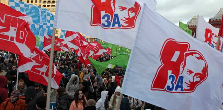 "Единая Россия" согнала на митинг таджикских дворников и пенсионеров. Фото