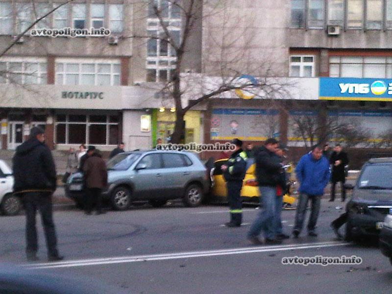 ДТП в Киеве: автобильярд на Левобережной. Фото, видео  