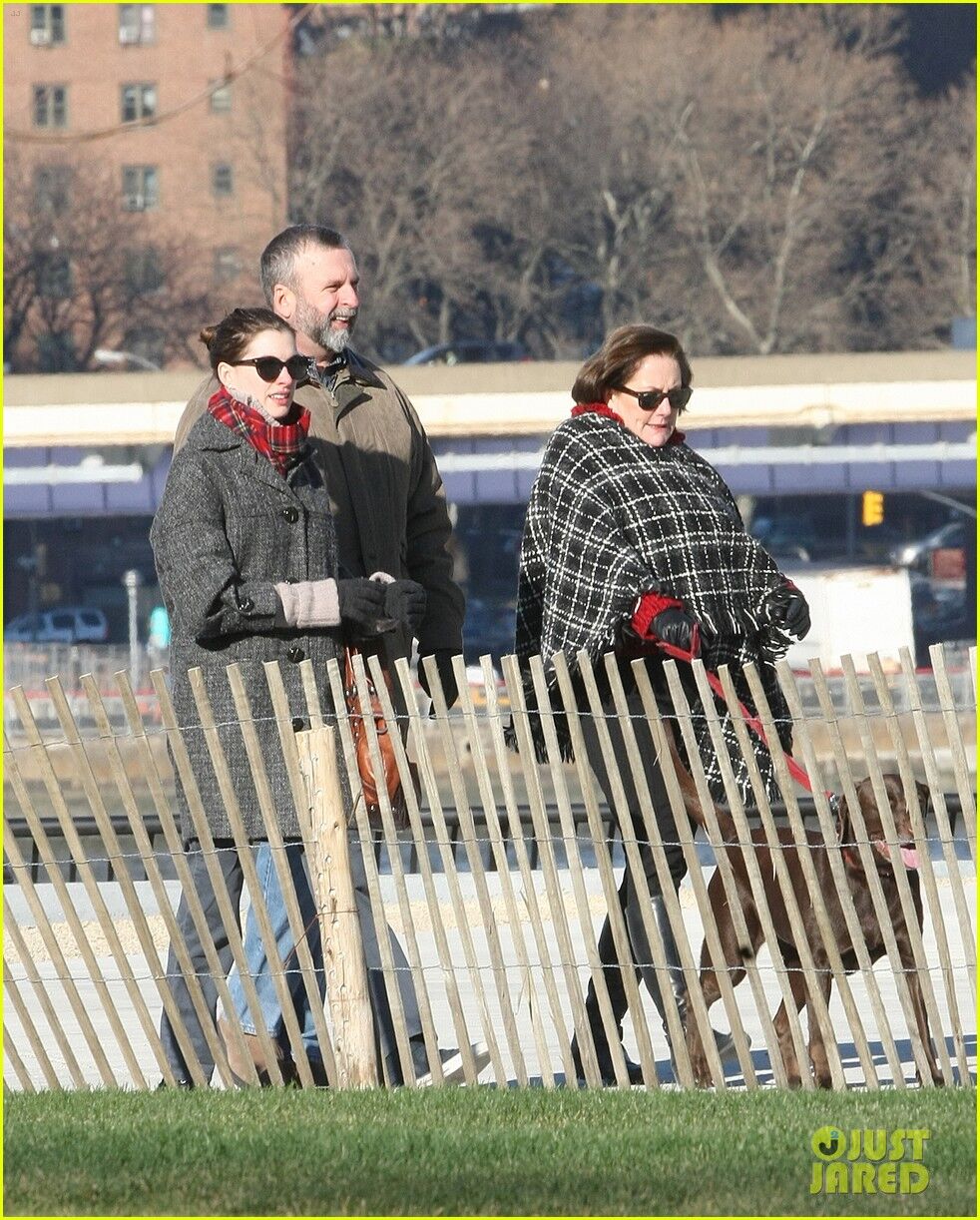 Хэтэуэй навестила родителей 