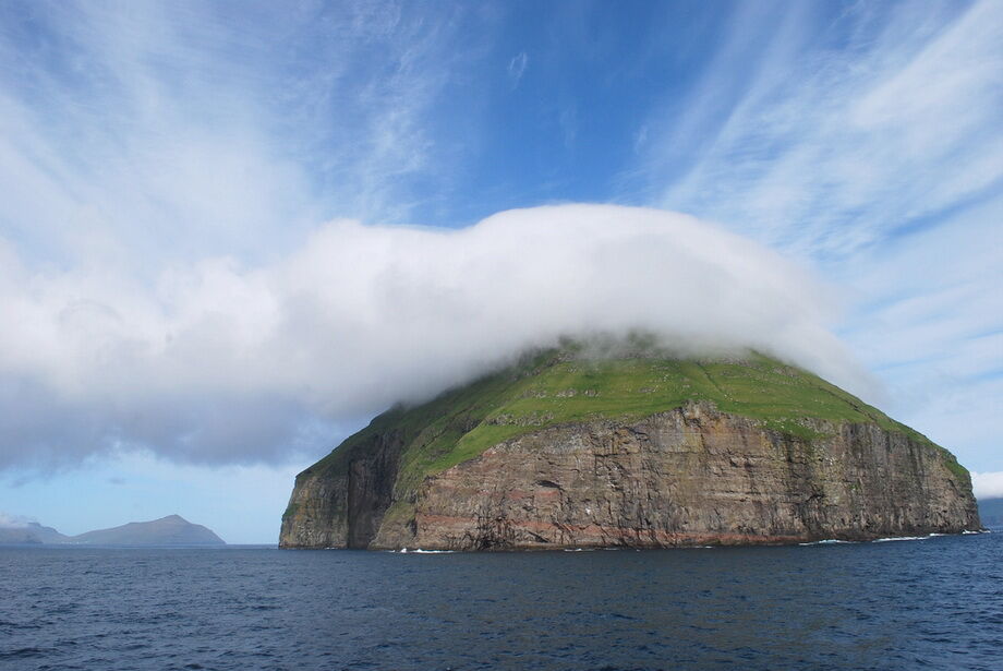 Острів з короною із хмар