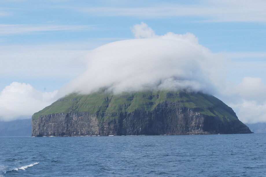 Острів з короною із хмар