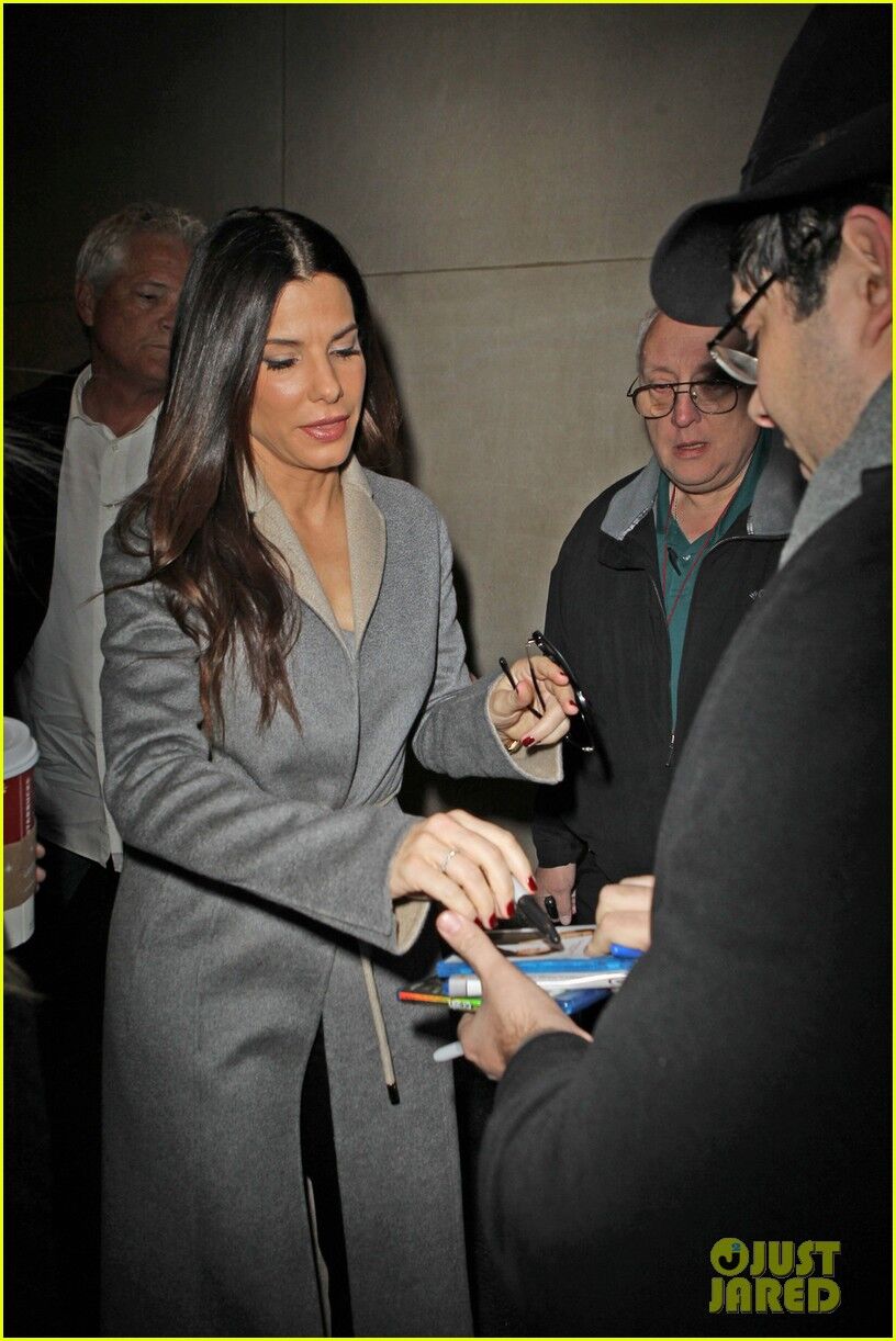 Стильная Баллок выходит из отеля