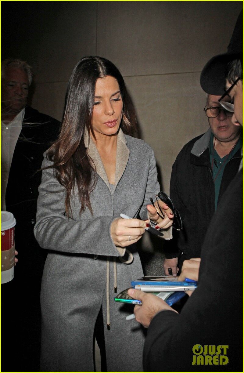 Стильная Баллок выходит из отеля