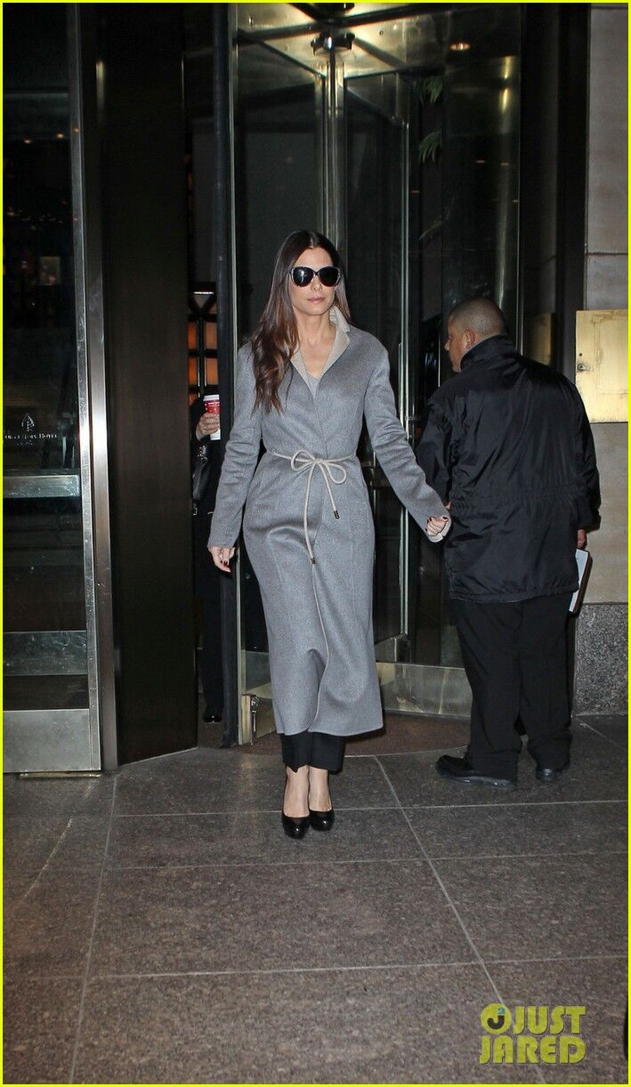 Стильная Баллок выходит из отеля