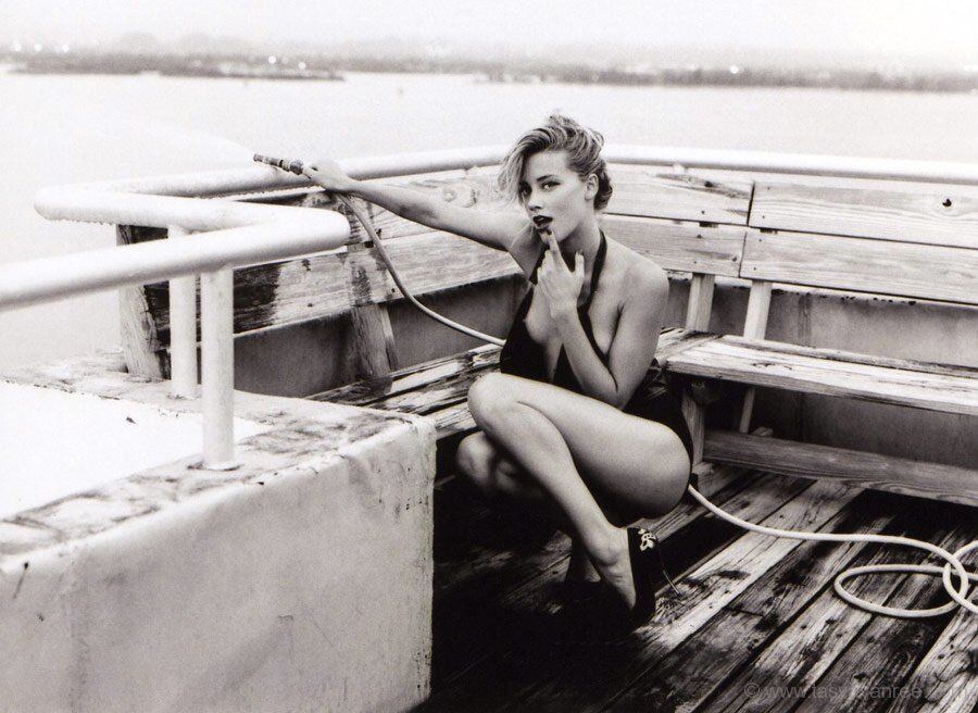 Эмбер Херд топлесс: черно-белый авангард