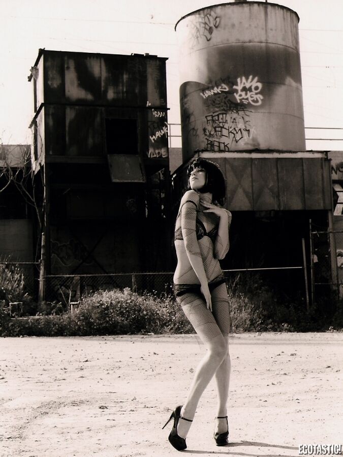 Эмбер Херд топлесс: черно-белый авангард