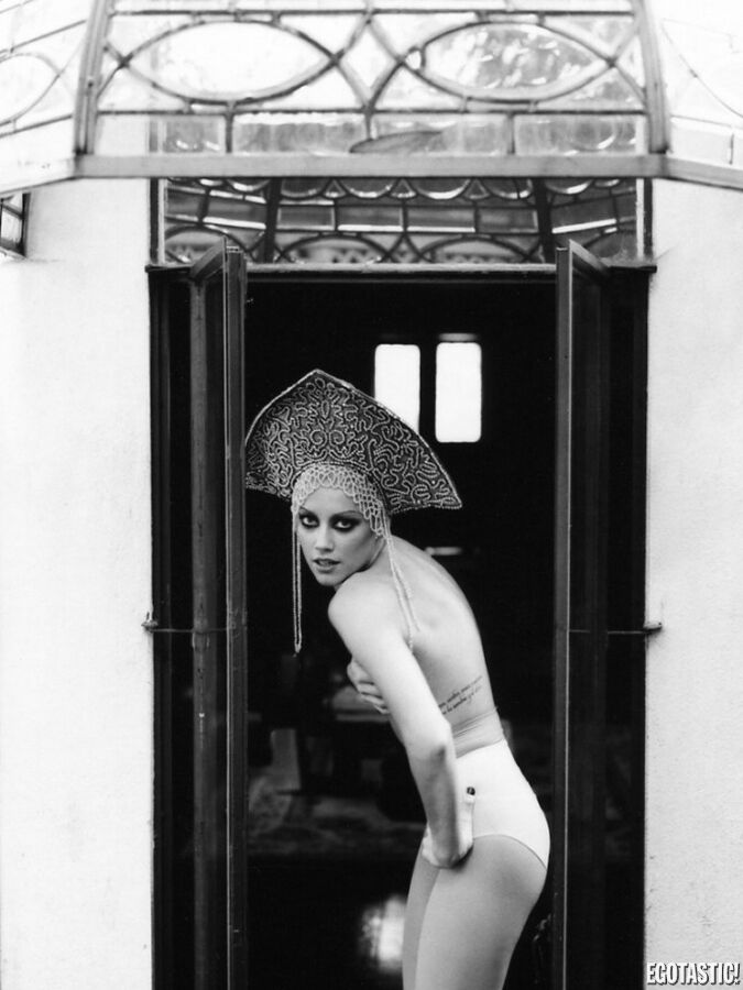 Эмбер Херд топлесс: черно-белый авангард