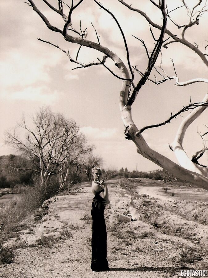 Эмбер Херд топлесс: черно-белый авангард