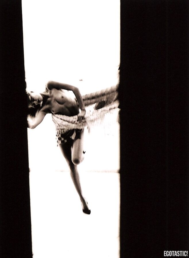 Эмбер Херд топлесс: черно-белый авангард