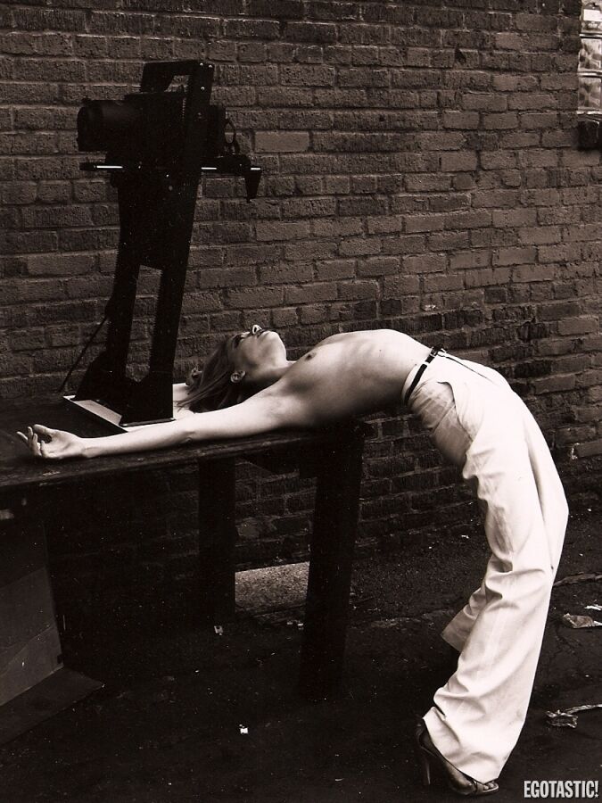 Эмбер Херд топлесс: черно-белый авангард