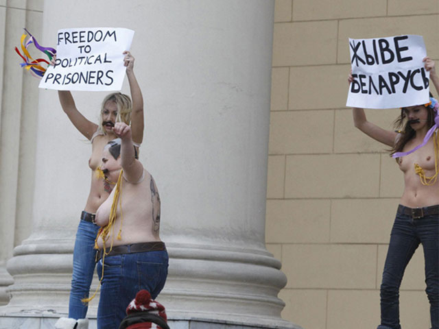 FEMEN голой грудью встали на защиту белорусского народа. Фото, видео