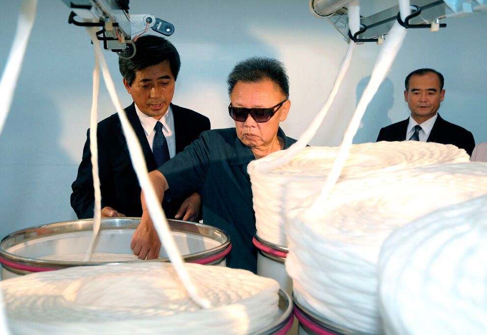 Кім Чен Ір у верстата