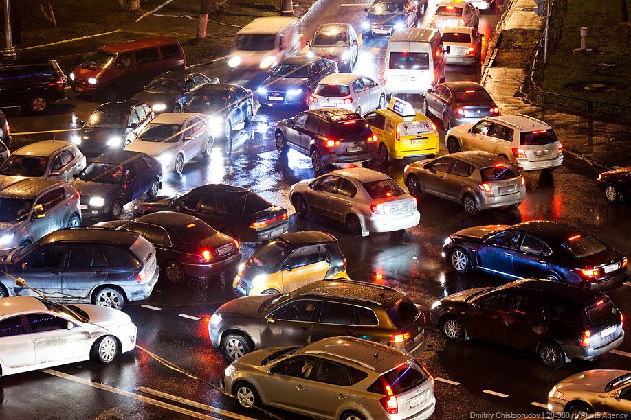 Невероятно красивые и длинные пробки в Москве. Фото 
