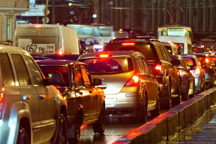 Невероятно красивые и длинные пробки в Москве. Фото 