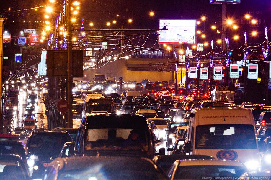 Невероятно красивые и длинные пробки в Москве. Фото 