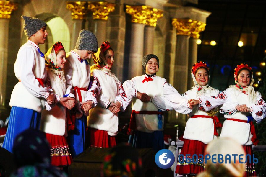 Как в Киеве главную елку открывали. Фото