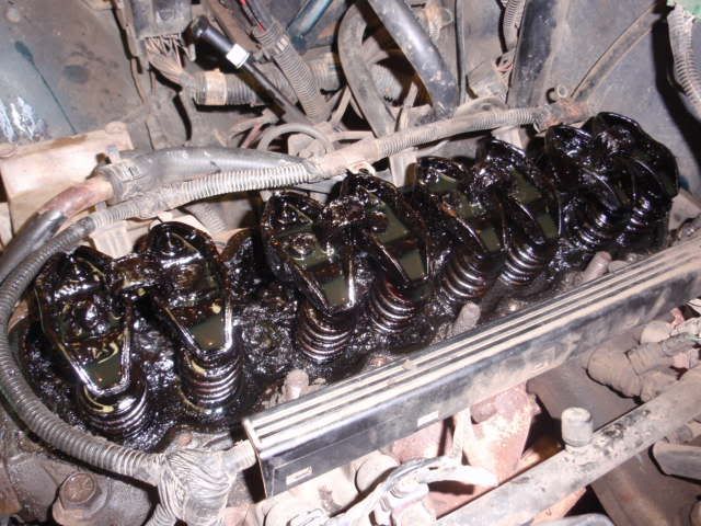 Что  моторное масло делает с двигателями машины. Фото 