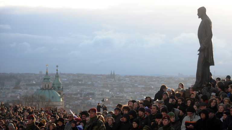 Тысячи людей пришли проститься с Вацлавом Гавелом. Фоторепортаж