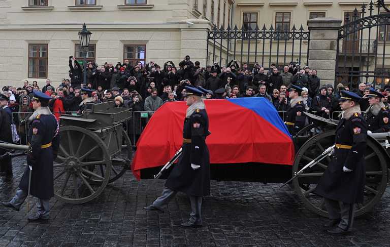 Тисячі людей прийшли попрощатися з Вацлавом Гавелом. Фоторепортаж