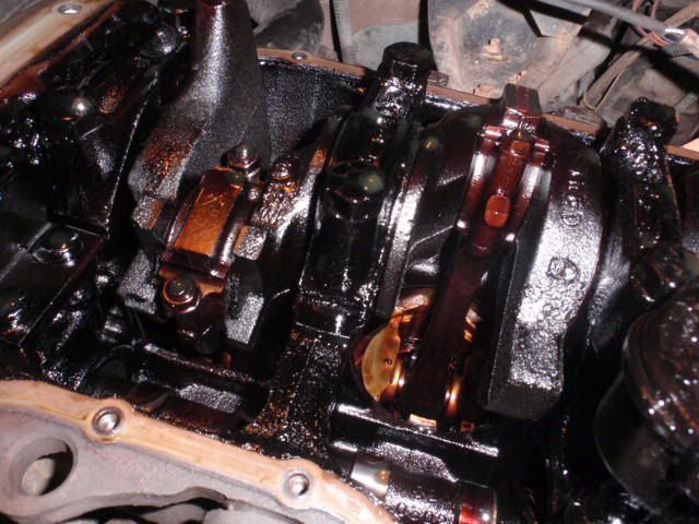 Что  моторное масло делает с двигателями машины. Фото 