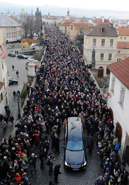 Тысячи людей пришли проститься с Вацлавом Гавелом. Фоторепортаж