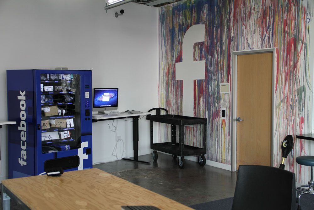 Facebook перебрался в новую гигантскую штаб-квартиру. Фото 