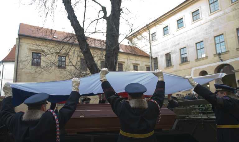 Тысячи людей пришли проститься с Вацлавом Гавелом. Фоторепортаж