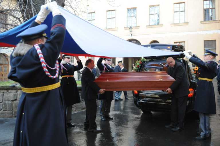 Тисячі людей прийшли попрощатися з Вацлавом Гавелом. Фоторепортаж