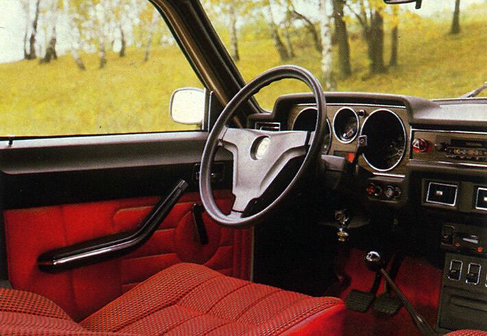 Автомобиль "Волга" ГАЗ-3102 отмечает 30-летие. Фото